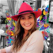 Profesora de diseño da clases a alumnos de todas las edades en conceptos de diseño gráfico y herramientas de diseño y digital